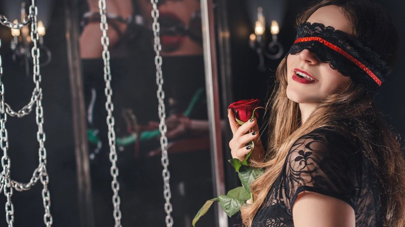Domina-Anzeige schreiben: Aufbau, Bilder und Vorlieben, die passende Anfragen bringen