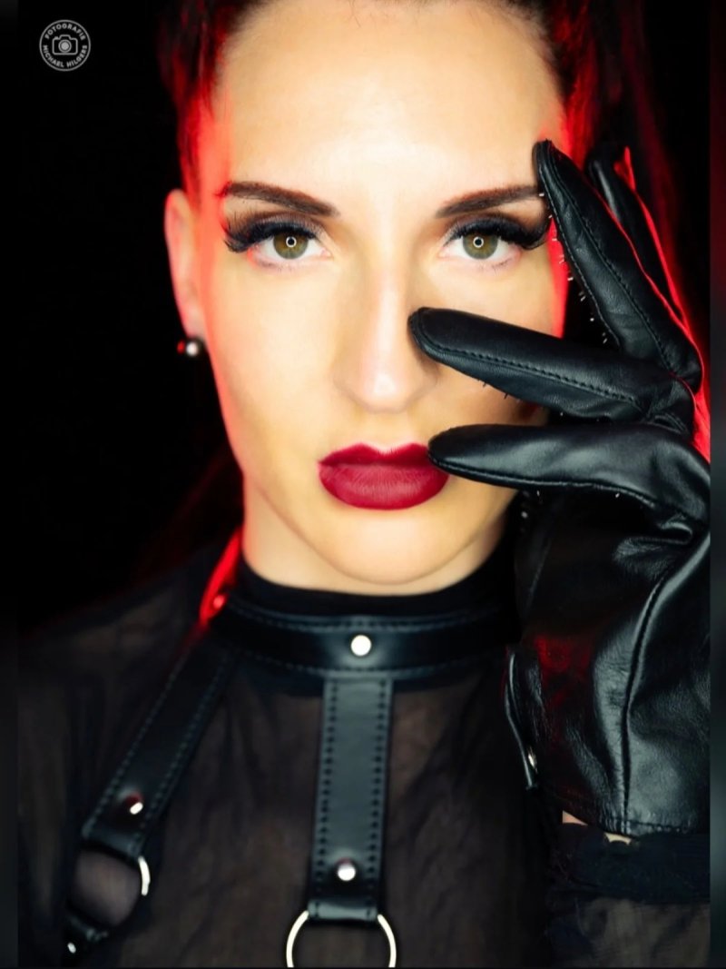 Lady Maya de Sade – Domina in Düsseldorf