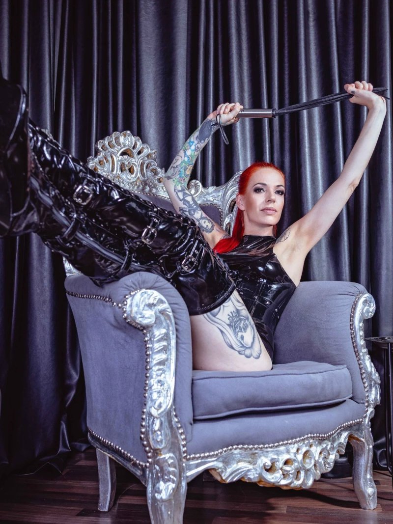 Schwester Vegas – Domina-Anzeige aus Berlin, Bild 2 von 3